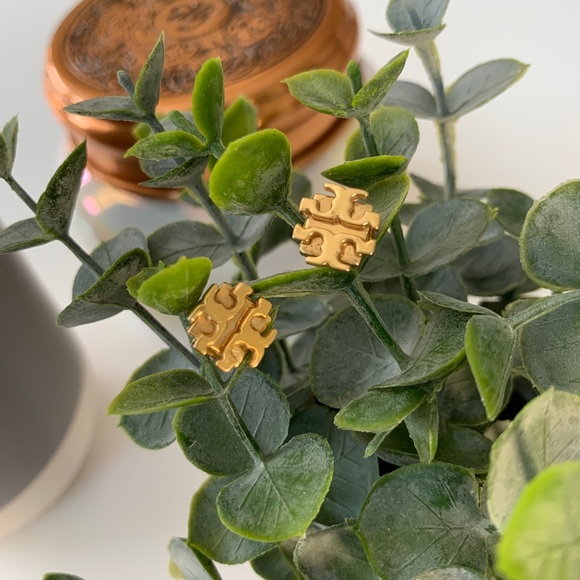 Tory Burch T Logo Small Stud Earrings - 16k gold - Picture 7 of 12